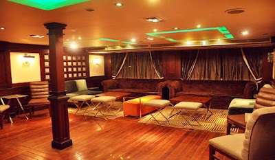 ライトアップされたカイロの夜景とナイル川クルーズ船