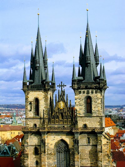 旧市街広場とティーン教会の全景