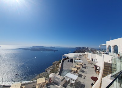 カルデラを望むワイナリーのテラスでテイスティング