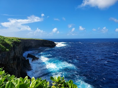 バンザイクリフの断崖と慰霊碑
