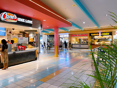 マイクロネシアモールの広いショッピングフロア