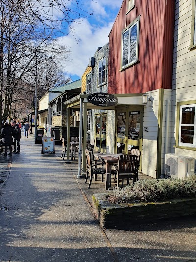 アロータウンの歴史的なメインストリートと紅葉