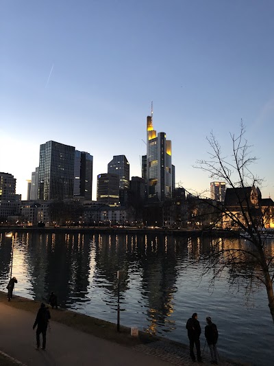 ザクセンハウゼンの石畳の通りと居酒屋