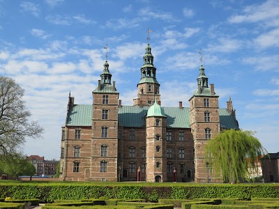 赤レンガのローゼンボー城と庭園