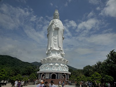 リンウン寺のレディブッダ像とダナンの海