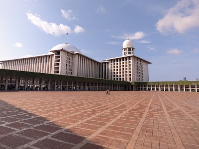 イスティクラルモスクの巨大なドームと礼拝堂