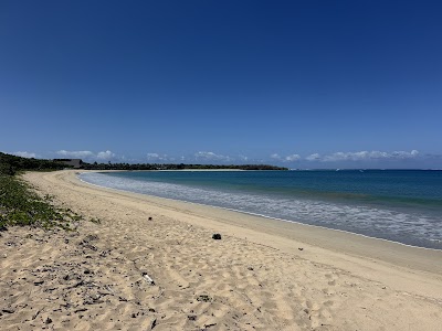 ナタンドラビーチの広大な白砂と透明な海