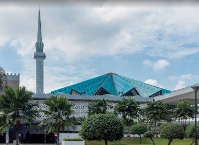 国立モスクの近代的な18角形の屋根