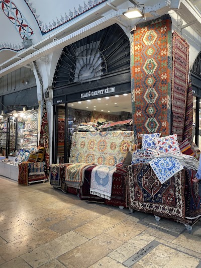 グランドバザールの色とりどりのランプと陶器の店