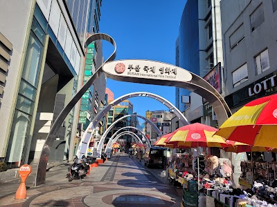 BIFF広場の映画スターの手形と屋台