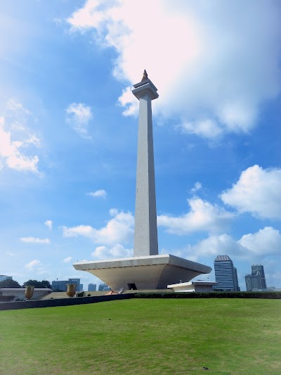 モナス独立記念塔と広大なムルデカ広場