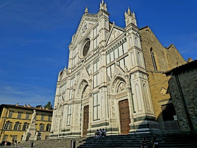 サンタクローチェ聖堂のファサードと広場