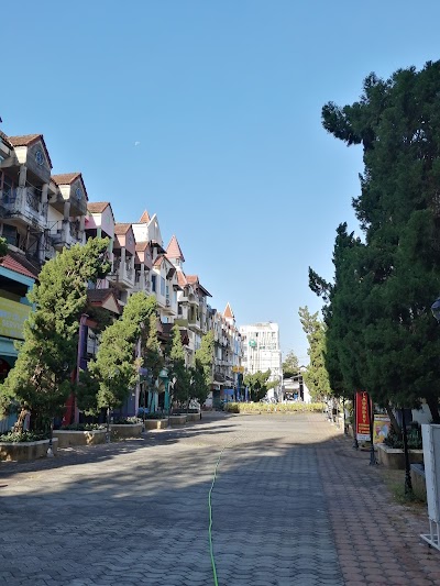 パトンビーチの白砂とエメラルドグリーンの海