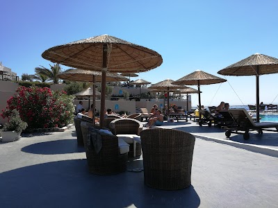 イアのカルデラに沈むオレンジ色の夕日