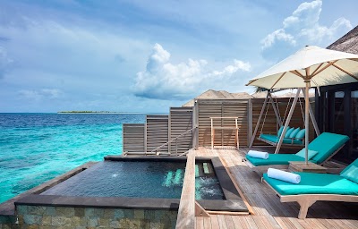 水上ヴィラのデッキから望むインド洋のサンライズ