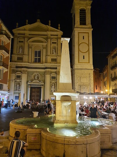 ニース旧市街のカラフルな建物と狭い路地