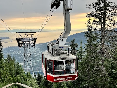 グラウスマウンテン山頂からのバンクーバー市街の眺望