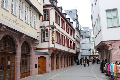 復元された新旧市街の木組みの建物