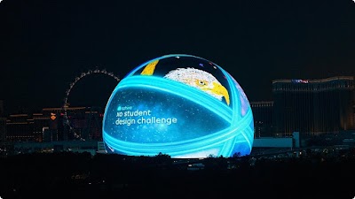 夜のラスベガスストリップのネオンサインと人々