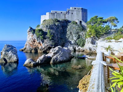 断崖の上に立つロヴリイェナツ要塞