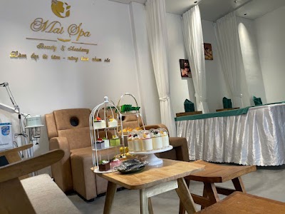 ホイアンのカラフルなランタンと川に浮かぶ灯籠