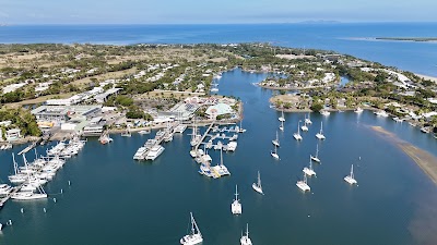デナラウマリーナに沈む夕日とヨット