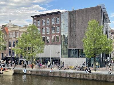 アンネ・フランクの家の外観と運河