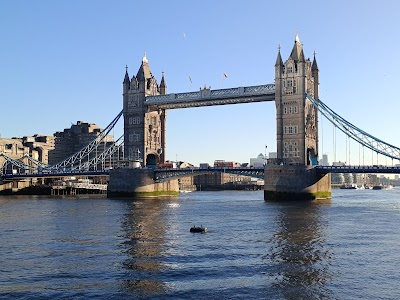 テムズ川に架かるタワーブリッジの全景