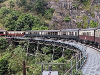 熱帯雨林の中を走るキュランダ高原鉄道