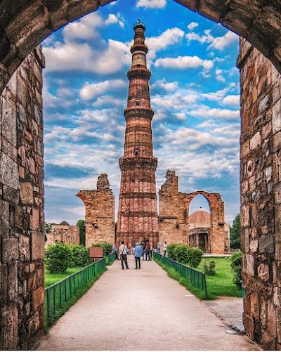 クトゥブ・ミナールの精緻な彫刻が施された塔身