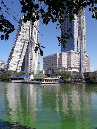 ベイラ湖に浮かぶシーマ・マラカヤ寺院