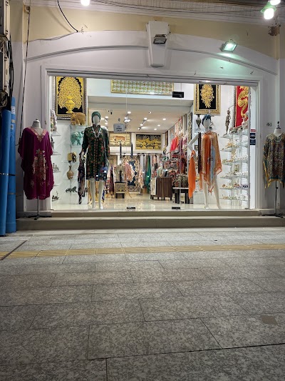 オールドマーケットの色鮮やかな商品と屋台