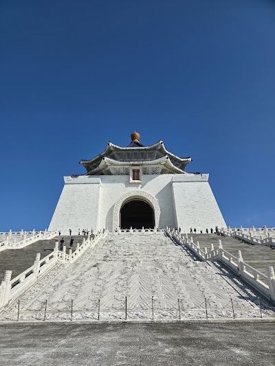 中正紀念堂の白い建物と青い屋根