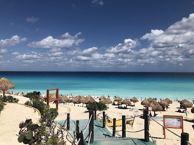 プラヤ・デルフィネスのターコイズブルーの海とCancunモニュメント