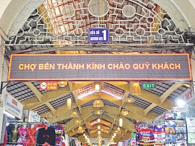 ベンタン市場の正面入口と賑わい