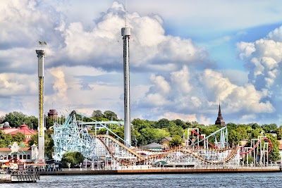 ユールゴーデン島の水辺の遊歩道と木々