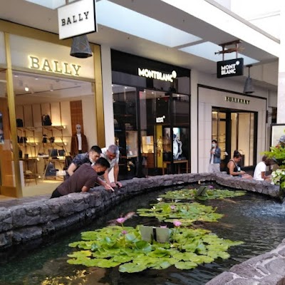 ヤシの木に囲まれたアラモアナセンターの広大なオープンエアモール