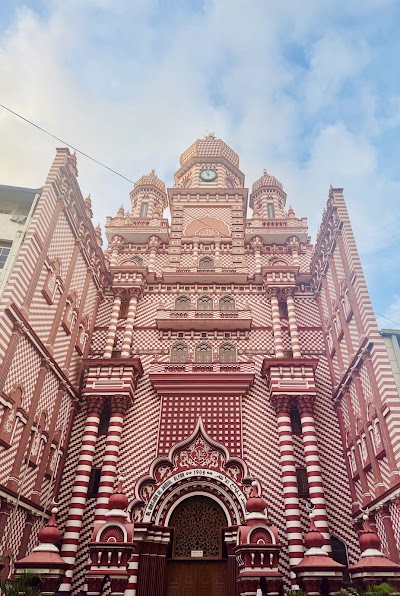 赤と白のストライプが鮮やかなジャミ・ウル・アルファー・モスク