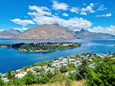 ワカティプ湖に映るリマーカブルズ山脈の朝の風景
