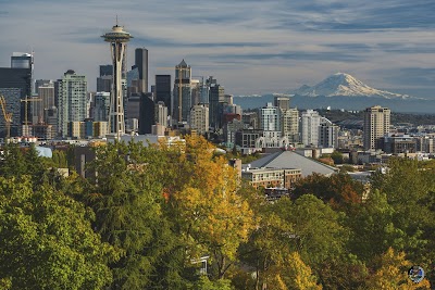 ケリーパークから見たシアトルのスカイラインとレーニア山