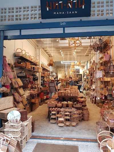 ワロロット市場の商品が溢れる通路