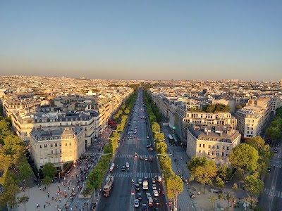 マロニエの並木が美しいシャンゼリゼ通りと凱旋門の遠景