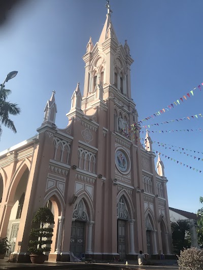 ダナン大聖堂のピンク色の外壁と尖塔