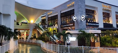 ラ・イスラ・ショッピング・ヴィレッジの水辺とショップ