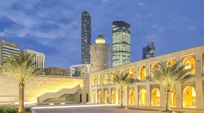 カスル・アル・ホスンの白い城砦と近代的なビル群