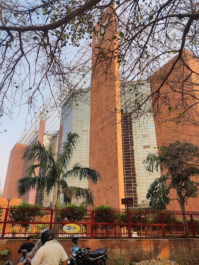 コンノート・プレイスの白い列柱回廊と賑やかな通り