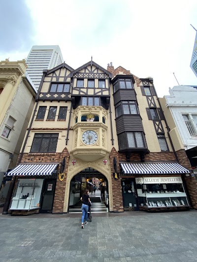 チューダー様式のロンドンコートの外観と時計塔