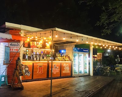 チェンマイのナイトマーケットの屋台と工芸品