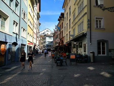 ニーダードルフ通りの石畳とレストラン