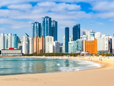 海雲台ビーチの白い砂浜と高層ビル群